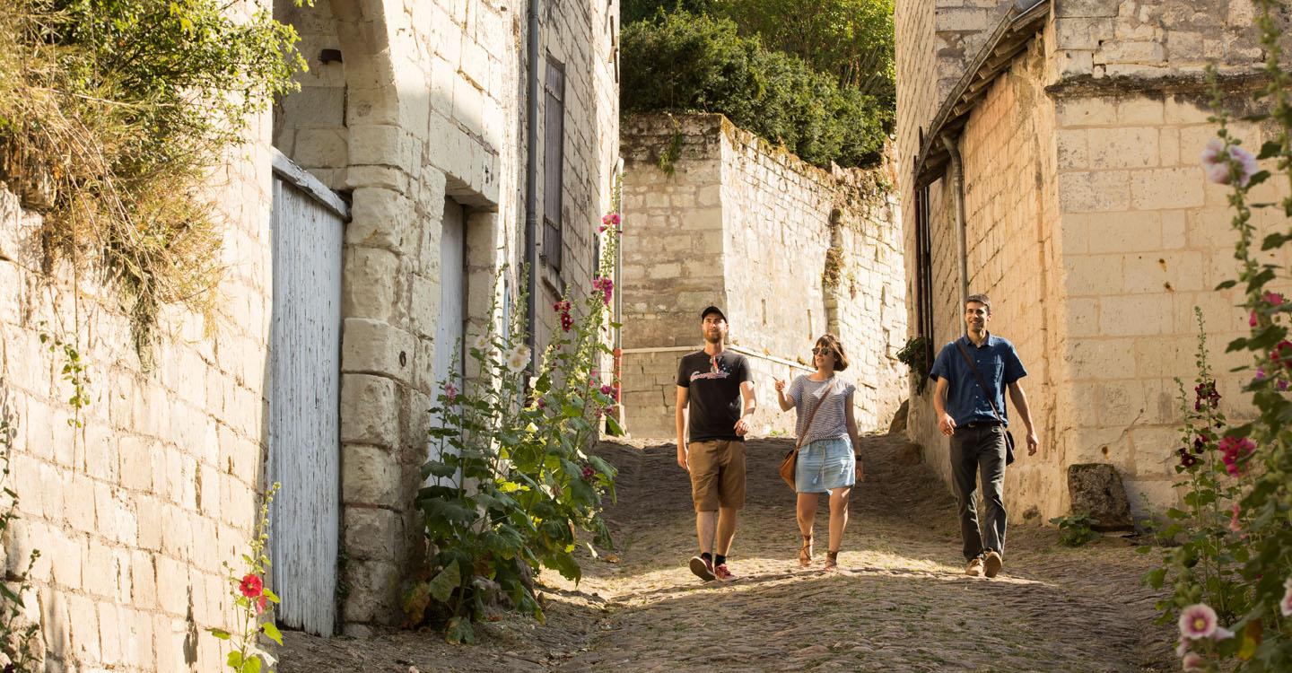 des touristes marchent dans les rues de Candes-Saint-Martin©N. Van Ingen_propriété du Parc naturel régional utilisation interdite