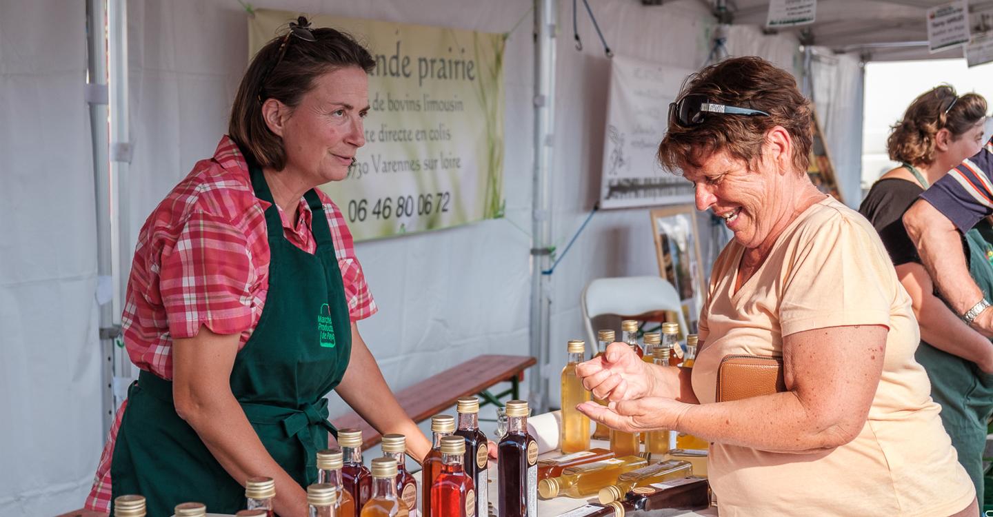 photo d'un producteur et d'un client sur un marché de producteurs de pays