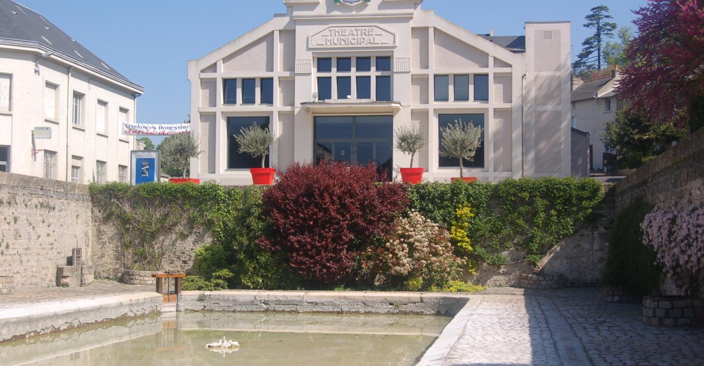 Théâtre de Doué la Fontaine, place des fontaines