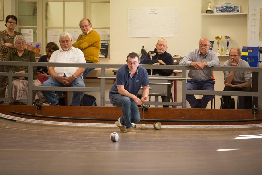 joueur de boule de fort sur un terrain de société de boules